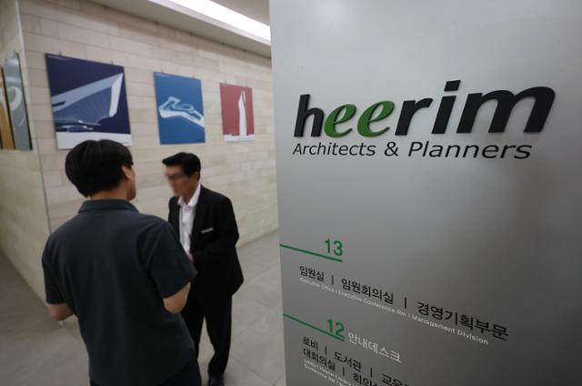 김건희 여사 관련 의혹을 수사하는 민중기 특별검사팀이 7월 21일 코바나컨텐츠 후원업체인 서울 강동구 희림종합건축사무소 사무실 압수수색에 나섰다. 사진은 이날 희림 사무실 모습. 연합뉴스