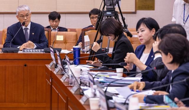 [사설] 尹 내란재판 속도 내고, 특별재판부 논의 접어야