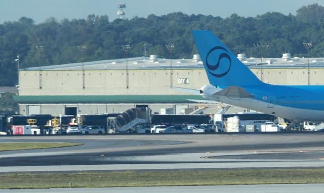 <b>석방</b> <b>한국인</b> 316명, 美 <b>애틀랜타공항</b> 도착… 곧장 전세기 앞으로