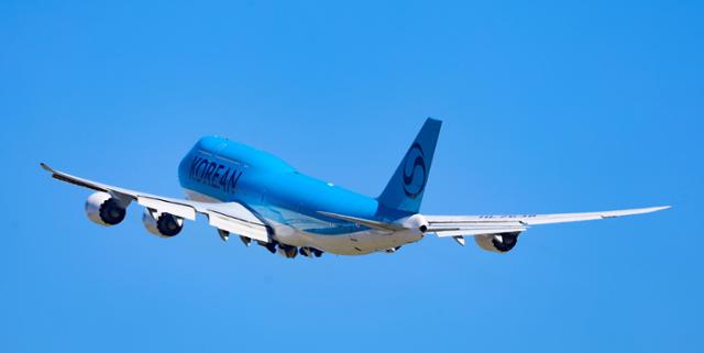 미국 조지아주 현대차그룹-LG에너지솔루션 배터리 합작 공장 건설 현장에서 구금된 한국인들을 태울 대한항공 B747-8i 전세기가 10일 오전 인천국제공항 2터미널에서 이륙하고 있다. 공항사진기자단