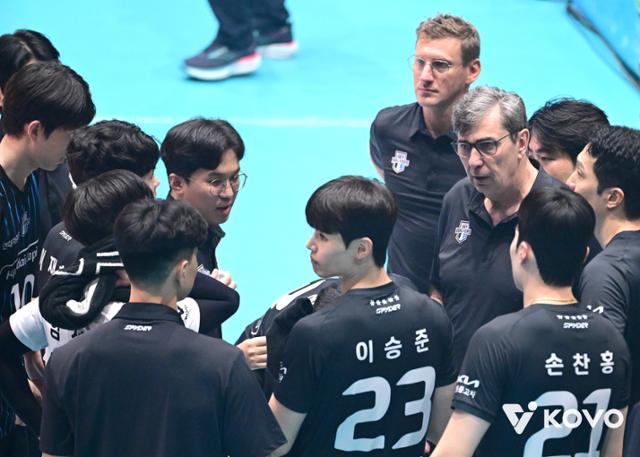 배구 <b>컵대회</b> 남자부 결국 <b>파행</b>... <b>현대캐피탈</b> '중도 하차'