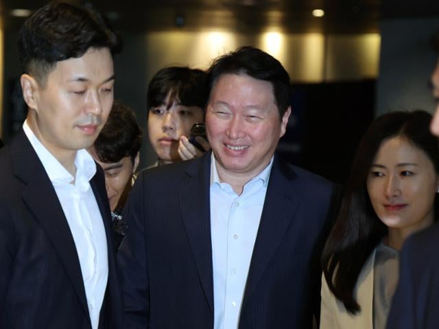 <b>최태원</b> 회장, '<b>동거인 악성루머</b>' 유튜버 고소… 경찰 수사