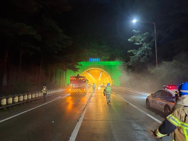 용인 <b>영동고속도로 마성터널</b>서 <b>버스 화재</b>...11명 중경상