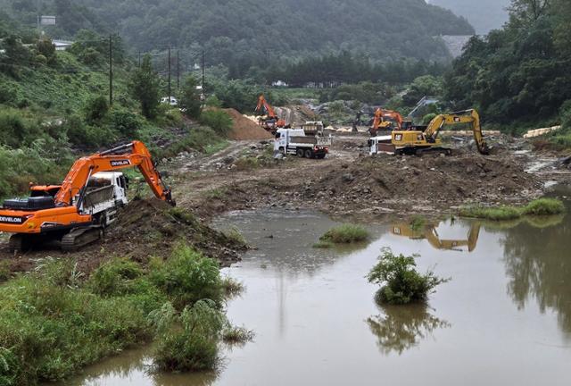 18일 강원 강릉시 남대천 상류에서 굴착기와 덤프트럭이 동원된 도암댐 방류수 저류지 조성 공사가 한창이다. 강릉=연합뉴스