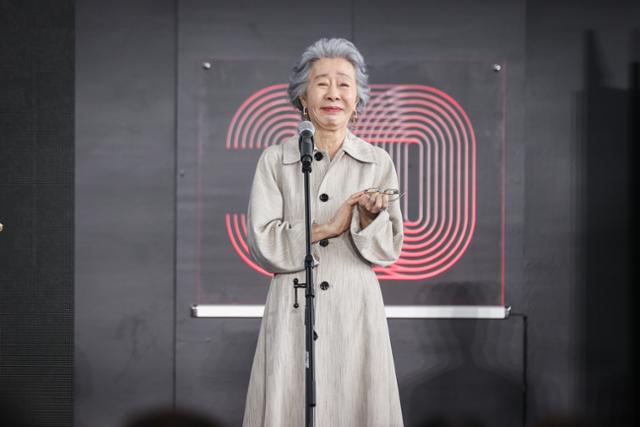 윤여정, '<b>결혼 피로연</b>' 무대인사 지각… 한기찬 먼저 등장