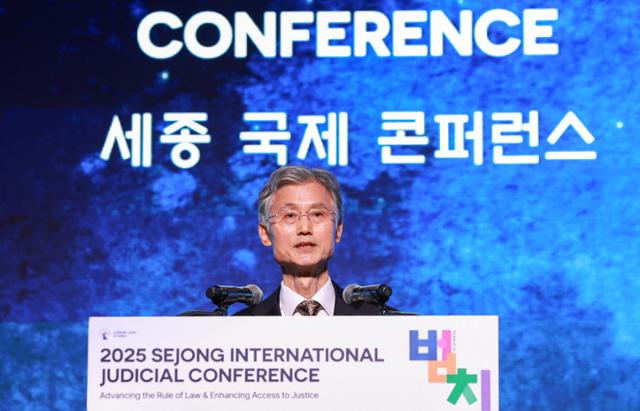 조희대 대법원장이 22일 서울 중구 신라호텔에서 열린 '2025 세종 국제 콘퍼런스' 개회식에서 개회사를 하고 있다. 연합뉴스