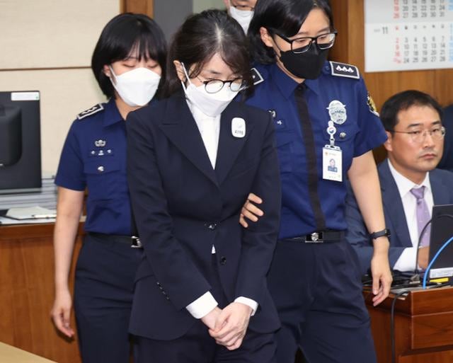 '수인번호 4398' 법정 선 김건희 "국민참여재판 원하지 않아"