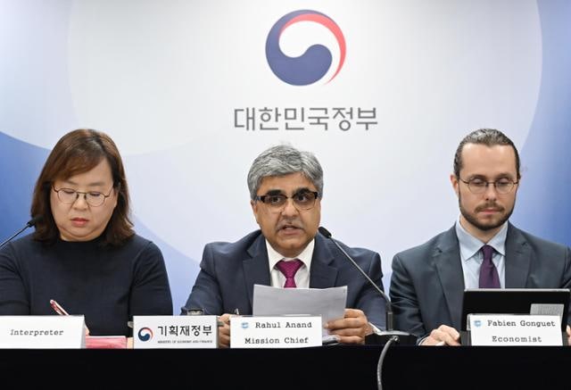 IMF, 올해 한국 0.9% 성장 전망…"구조개혁 없인 3% 성장 어렵다"