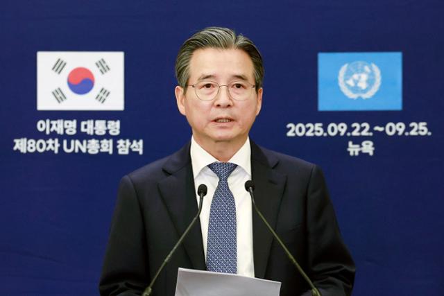 김용범 대통령실 정책실장이 24일(현지시간) 미국 뉴욕 유엔본부에서 이재명 대통령과 스콧 베센트 미국 재무장관 면담 관련 브리핑을 하고 있다. 뉴욕=연합뉴스