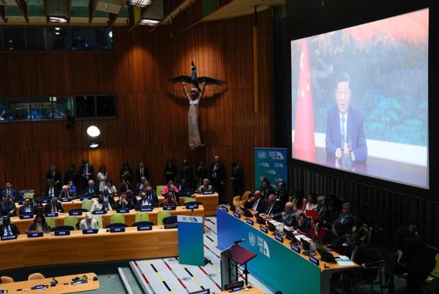 中, 첫 온실가스 감축 목표 제시..."기후변화는 사기" 트럼프와 대조