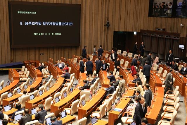 본회의 3시간 전 정부조직 개편 철회... 당정대 급선회 배경은