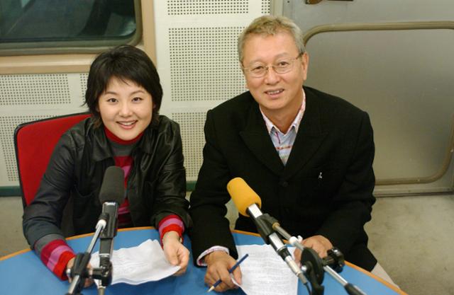 개그맨 전유성이 2003년 11월 MBC 지금은 라디오시대에 출연하고 있다. 한국일보 자료 사진