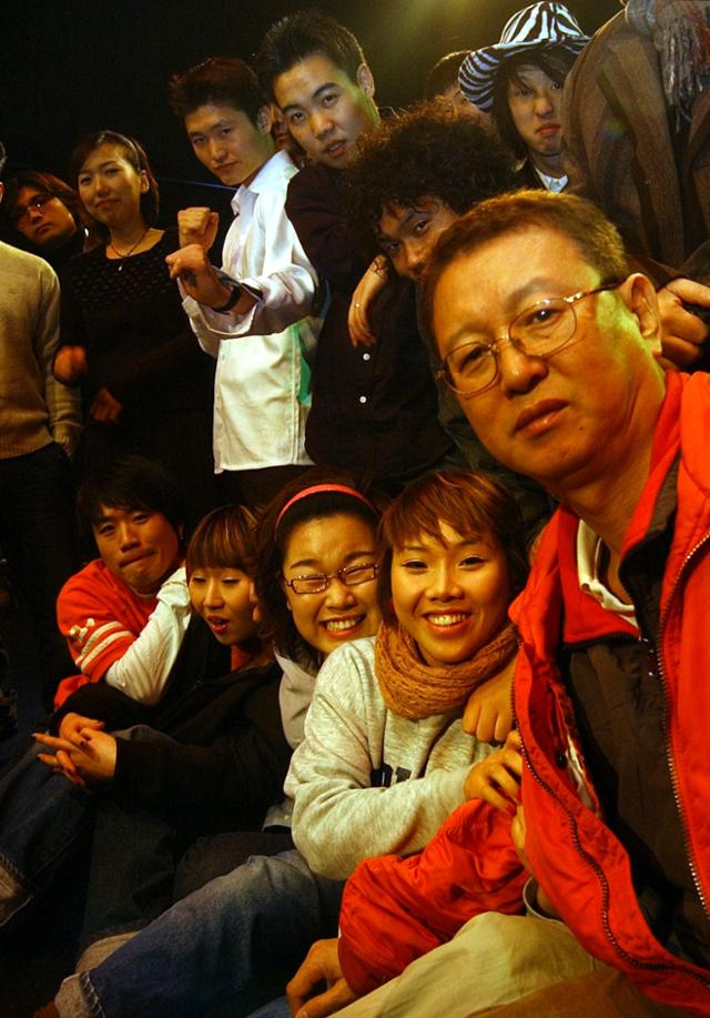 2003년 2월 18일 개그맨 전유성이 '문화발전소-전유성과 코미디시장'에 출연 중인 개그맨 후배들과 사진 취재에 응하고 있다. 류효진 기자