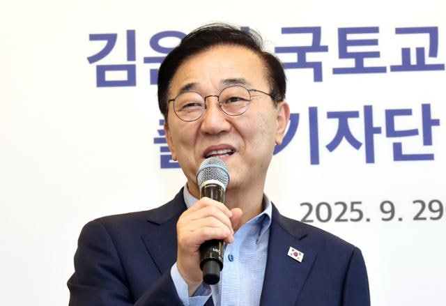 대출 더 조이나...국토부 장관 "규제지역 지정 포함, 종합 대책 검토"