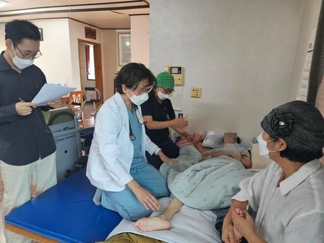 경기도 누구나 돌봄 방문 의료 서비스… "집에서 진료 받아 좋아요"