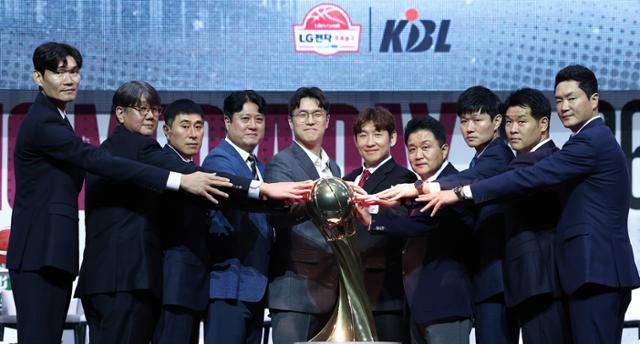 사령탑 절반 교체·특급가드 연쇄 이동... 새 시즌 '지각변동' 예고한 프로농구