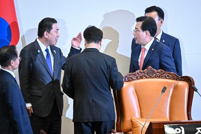 묻지마 지연 전략에 소수당 입 틀어 막나... 여야 극단 대치 무대로 전락한 필리버스터