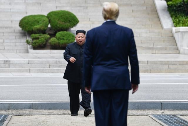 백악관 "트럼프, 김정은과 전제 조건 없는 대화 열려 있어"… 의도는?