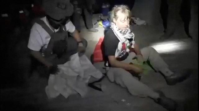 이스라엘 외무부가 1일 공개한 동영상 속에서 스웨덴 기후운동가 그레타 툰베리가 앉아 있는 모습. 툰베리가 탄 국제 활동가들의 선박이 이날 가자지구 인근 해안에서 이스라엘군에 의해 나포됐으며, 승선한 이들은 모두 체포