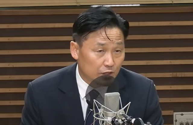 "전쟁이라도 치르나..." <b>대통령</b>·민주당 <b>지지율</b> 하락에, 강경파 향한 쓴...