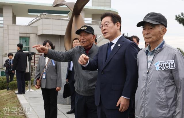 이 대통령 "北, 인도적 차원서 <b>이산가족 교류 재개</b> 고려해 달라"
