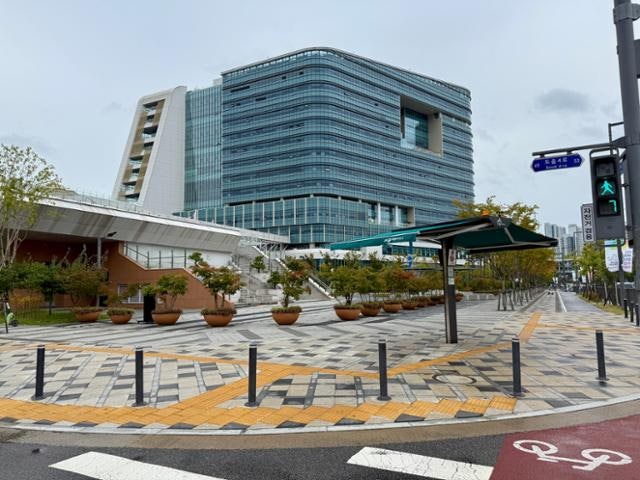 국가 <b>전산망 담당</b> 행안부 <b>공무원</b>, 연휴 첫날 세종청사서 <b>투신</b>