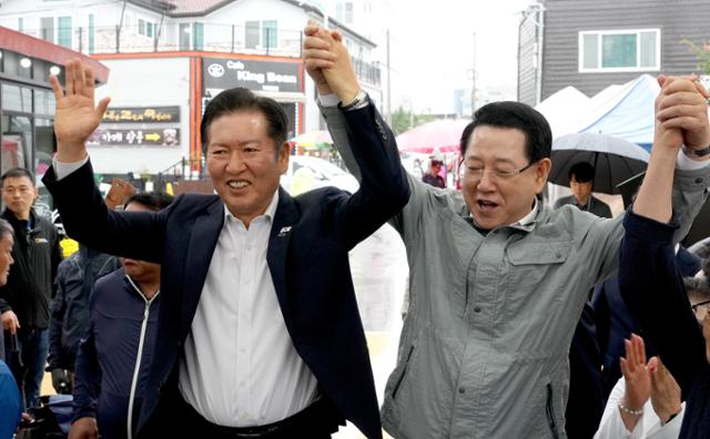 정청래(왼쪽) 더불어민주당 대표와 김영록 전남지사가 추석명절을 앞둔 3일 전남 구례군 구례읍 구례5일장을 방문해 만세를 외치고 있다. 전라남도청 제공