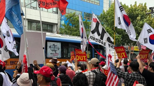 "자해 행위" 대통령 경고에도···개천절 서울 뒤덮은 혐중 시위