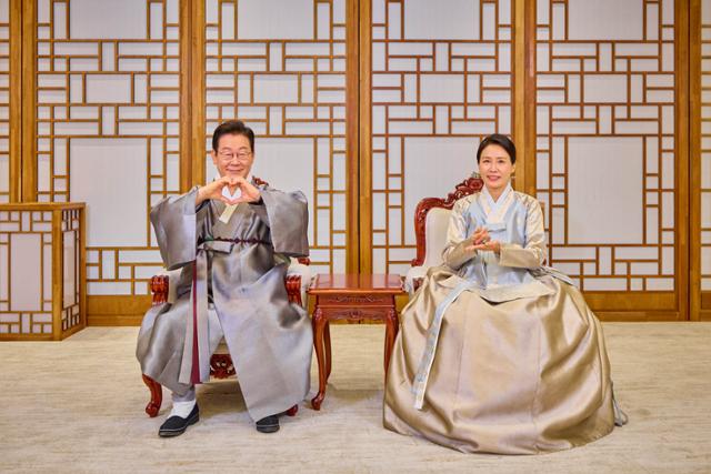 이재명 대통령과 부인 김혜경 여사가 추석 명절을 앞두고 지난 4일 한복 차림으로 손 하트로 명절 인사를 전하는 모습을 7일 SNS에 공개했다. 대통령실 제공
