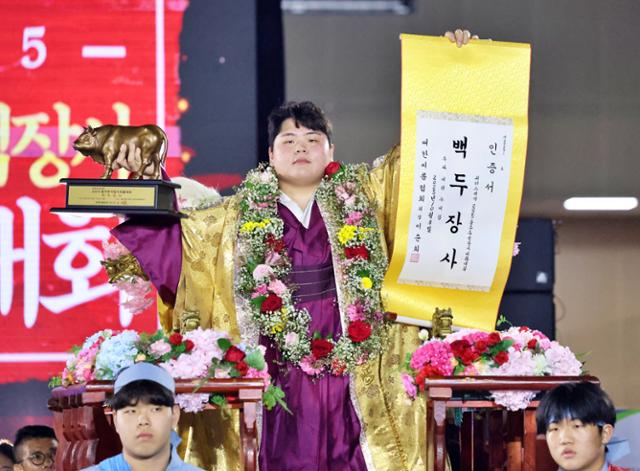 '씨름 괴물' <b>김민재</b>, 추석<b>장사</b>대회 2년 연속 꽃가마