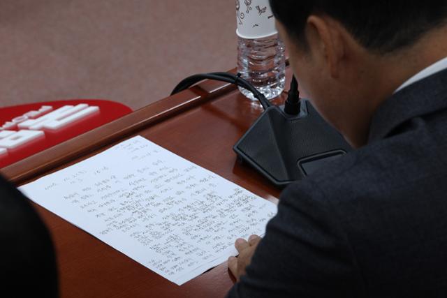 장동혁 국민의힘 대표가 10일 서울 여의도 국회에서 김건희 여사 관련 의혹을 수사 중인 민중기 특별검사팀 강압 수사 관련 기자간담회를 하고 있다. 뉴스1