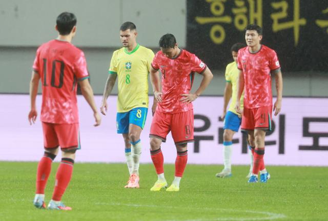 실종된 벤치 대응력... 브라질전 대패보다 씁쓸했던 홍명보의 '방관 축구'