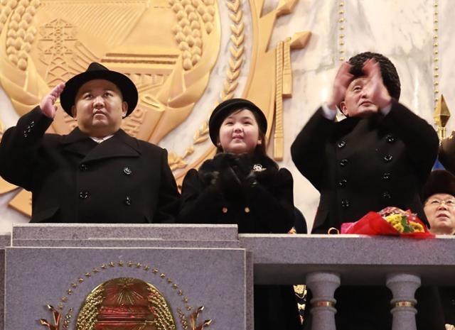 김정은, 열병식에 주애 못 세우고 "몇 년만 버티자" 주민 향해 연설