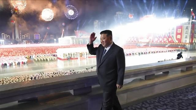 北, 트럼프 보라는 듯 '화성-20형' 공개…핵보유국 인정 압박 메시지