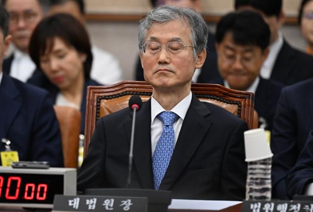 "전례 찾기 어렵다" 거부에도 <b>질의</b> 강행… 與·대법원장 초유의 국감 충...