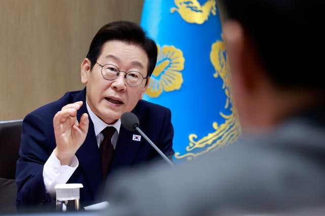 이 대통령, 서울 집값 상승에 "폭탄 돌리기... 언젠가 반드시 터진다"