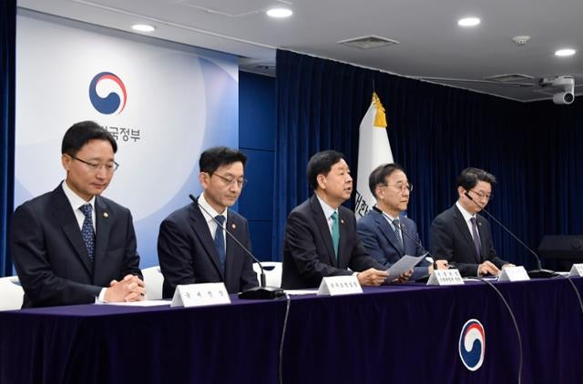 서울 아파트 전체 토허구역으로 묶는다…규제지역도 수도권 12곳 확대