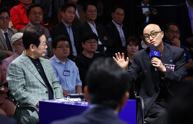 이재명 대통령이 지난 14일 서울 동대문구 콘텐츠문화광장에서 열린 디지털토크라이브 '국민의 목소리, 정책이 되다'에서 방송인 홍석천의 발언을 듣고 있다. 뉴시스