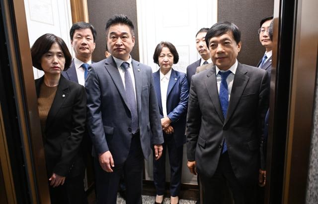 "李 대통령 사건 자료 내놔라" 대법원 현장 검증 강행 시도에 아수라장