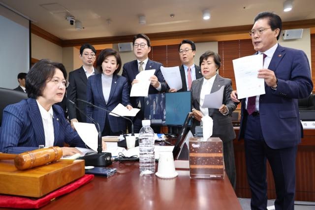 추다르크를 어찌할꼬... 與 지도부조차 "소란스럽게 할 필요 없다"