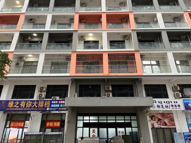 쇠창살 빽빽한 건물·도주 막을 유리조각까지… “전체가 사실상 감옥 도시”