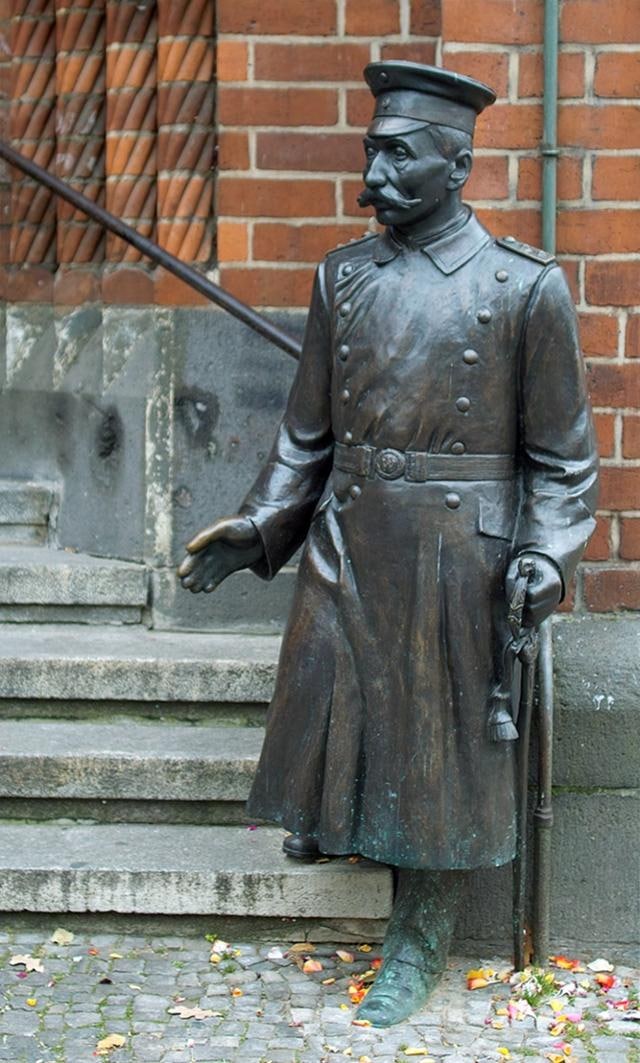 [기억할 오늘] 시청사에 동상으로 선 프로이센의 사기꾼