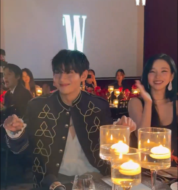 15일 서울 중구 포시즌스호텔에서 열린 'W코리아 유방암 자선행사'에 BTS 멤버 뷔(앞줄 왼쪽)와 에스파 멤버 카리나(오른쪽)가 참석해 있다. W코리아 인스타그램 캡처