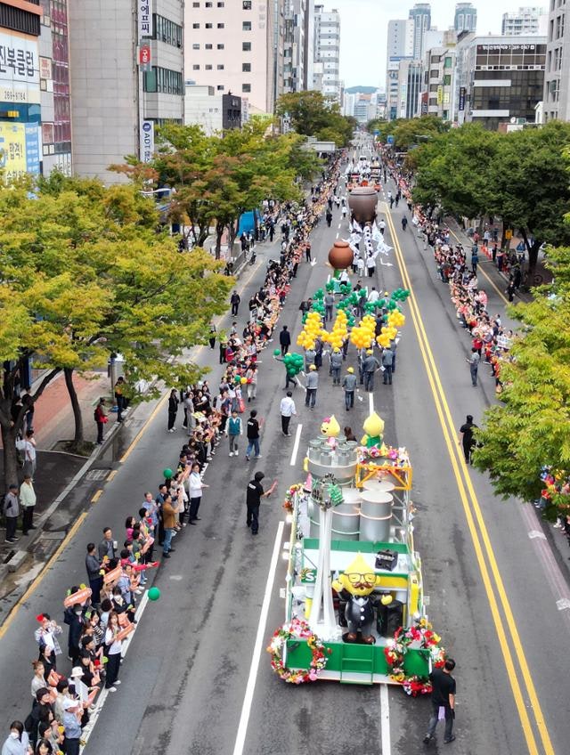 대규모 퍼레이드에 도심 '들썩'…울산공업축제 개막
