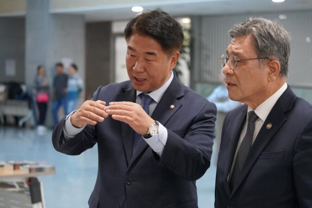 이기헌(왼쪽) 더불어민주당 의원이 16일 서울 여의도 국회의원회관 로비 1층에서 열린 산양 사진전 '야생의 증언'에서 허민 국가유산청장에게 사진 설명을 하고 있다. 이기헌 의원실 제공