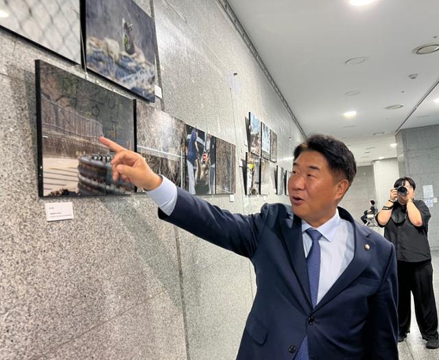 이기헌 더불어민주당 의원이 산양 사진전 '야생의 증언'에서 사진 설명을 하고 있는 모습. 고은경 기자