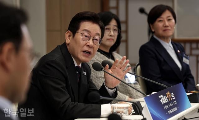 신약 허가 속도 높이고 의료데이터 활용 넓힌다... 이 대통령, 네거티브 규제 전환 지시