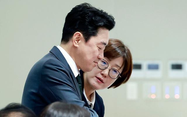 숨기려 할수록 도드라진다... 야당의 '1일 1김현지' 공세에 여당 골머리