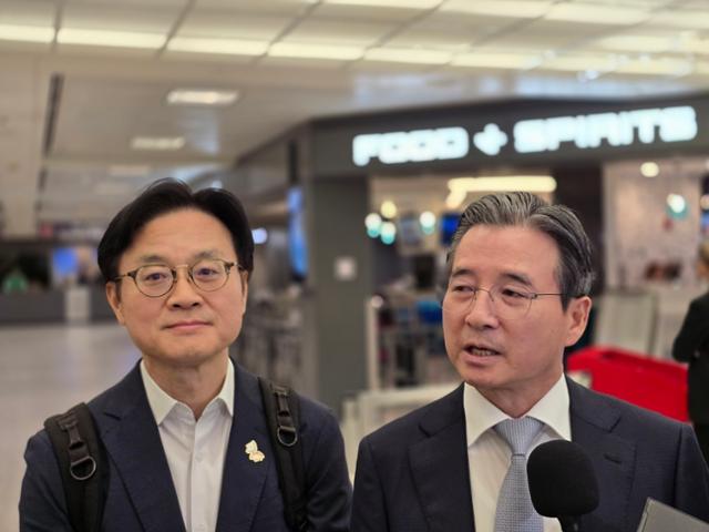 김용범(오른쪽) 대통령실 정책실장과 김정관 산업통상자원부 장관이 16일 미국 워싱턴 인근 덜레스국제공항으로 입국한 뒤 한미 간 무역 합의 후속 협상에 대한 취재진 질문에 대답하고 