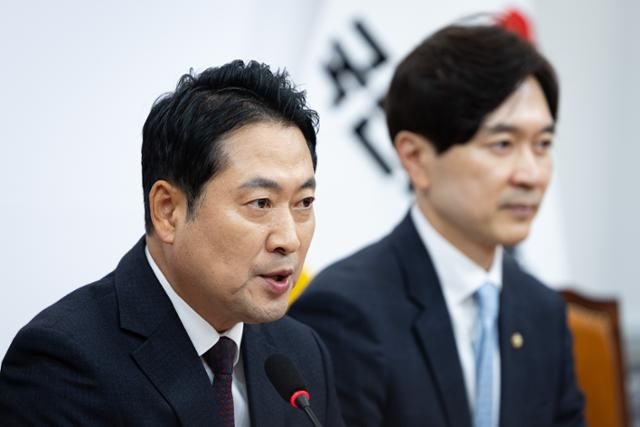 "문제는 집값이야"... '문 정부 트라우마'에 떨고 있는 與, 역전 노리는 野